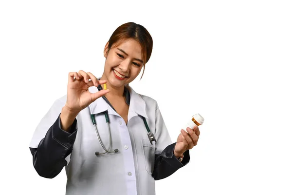Усміхнена Жінка Працівник Охорони Здоров Тримає Пляшки Таблеток Чистим Білим — стокове фото