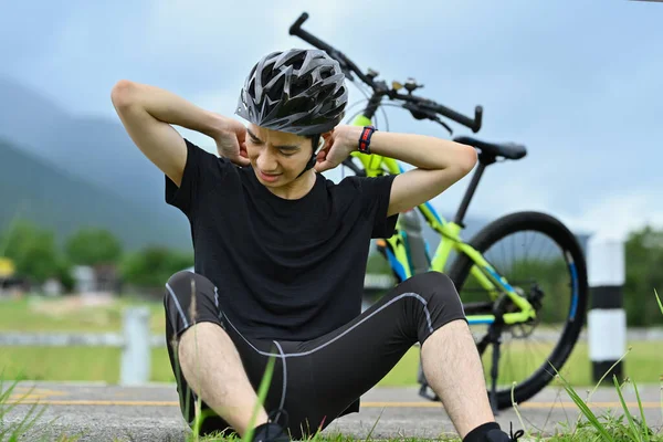 Виснажений Чоловік Велосипедист Робить Перерву Після Тренувань Жорсткому Велосипеді — стокове фото