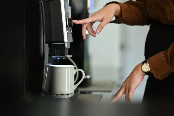 Mujer Negocios Primer Plano Utilizando Máquina Café Oficina — Foto de Stock