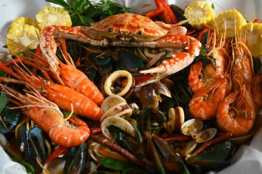 Kağıt tabakta deniz ürünleri ve üst manzara karışımı..