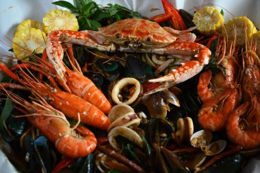 Kağıt tabakta deniz ürünleri ve üst manzara karışımı..