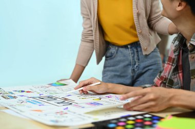 Yaratıcı ofiste mobil uygulama geliştirme projesi üzerinde çalışan geliştirici ekip. Kullanıcı deneyimi kavramı.