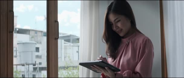 Superbe Jeune Femme Affaires Vérifiant Plan Travail Sur Tablette Numérique — Video