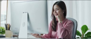 Güzel kadın girişimci bilgisayar ekranında çevrimiçi webinar izliyor ve önemli notlar alıyor..