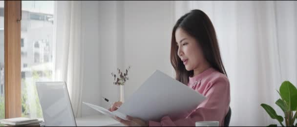 Mulher Negócios Asiática Bonita Preparando Relatório Econômico Apresentação Mesa Escritório — Vídeo de Stock