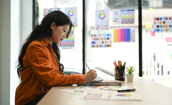 Artista Feminina Asiática Desenhando Algo Tablet Digital Trabalhando Novo Projeto — Fotografia de Stock