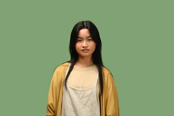 Мила Азіатська Дівчина Підліток Повсякденному Одязі Позує Ізольовано Зеленому Фоні — стокове фото
