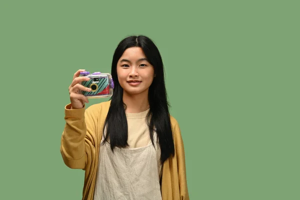 Усміхнена Азіатська Дівчина Підліток Кінокамерою Позує Ізольовано Зеленому Фоні — стокове фото