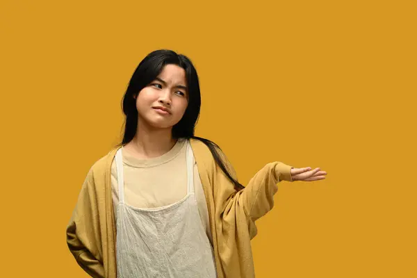 Kafası Karışmış Asyalı Bir Genç Kız Sarı Arka Planda Izole — Stok fotoğraf
