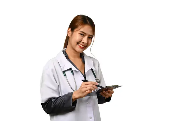 Glimlachende Vrouwelijke Arts Gekleed Witte Jas Met Stethoscoop Geïsoleerd Witte — Stockfoto