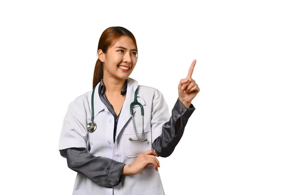 Vrouwelijke Arts Gekleed Witte Jas Met Stethoscoop Wijzende Vinger Boven — Stockfoto