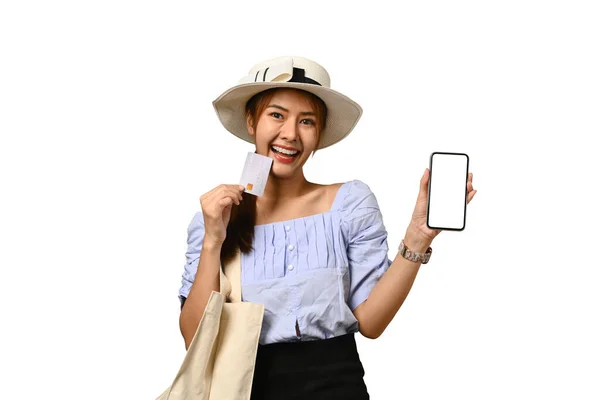 Spännande Kvinna Turist Innehar Kreditkort Och Visar Smartphone Med Tom — Stockfoto