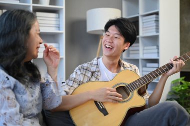 İlişki konsepti, büyükanne ve koltukta müzikli neşeli bir adam...