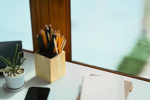 Ofis Masasındaki Kalem Tutacağının Üzerine Yakın Çekim Ile Kalem — Stok fotoğraf