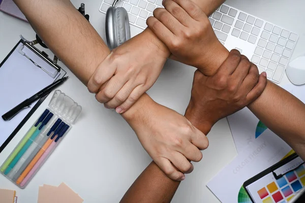 Wielorasowe Grupy Ręce Trzymając Się Nawzajem Stole Biurowym — Zdjęcie stockowe