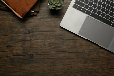 Üst görünüm bilgisayarını tahta masaya kopyala, boş bir alana sahip ol..