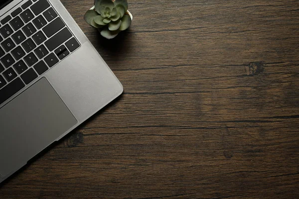 Üst görünüm bilgisayarını tahta masaya kopyala, boş bir alana sahip ol..