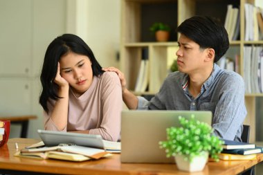 Değer veren erkek öğrenci, kız arkadaşını teselli ediyor. Arkadaşlık, destek ve gençlik yaşam tarzı konsepti.