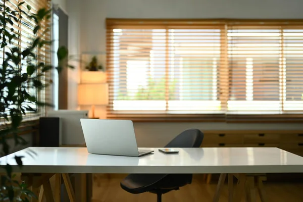 Thuis Kantoor Interieur Met Laptop Witte Tafel Potplant Warm Licht — Stockfoto