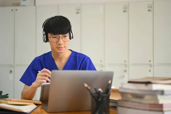 Asiático Estudante Medicina Sexo Masculino Vestindo Fone Ouvido Assistindo Palestra — Fotografia de Stock