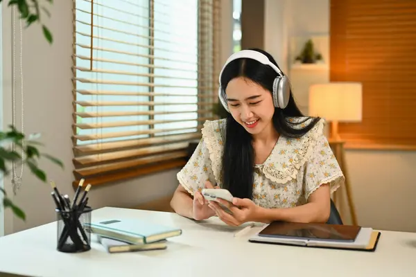 Vrolijke Aziatische Vrouw Het Dragen Van Een Koptelefoon Controleren Van — Stockfoto