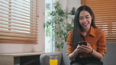 Asyalı kadın akıllı telefonlu lezzetli pizzanın fotoğrafını çekiyor. İnsanlar ve yemek konsepti.