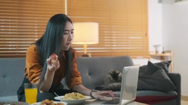 사람들 피자를 거실에서 노트북을 매력적인 — 비디오