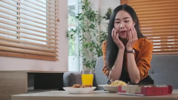 행복한 여자가 얼굴을 테이블에 맛있는 음식과 말한다 사람과 — 비디오