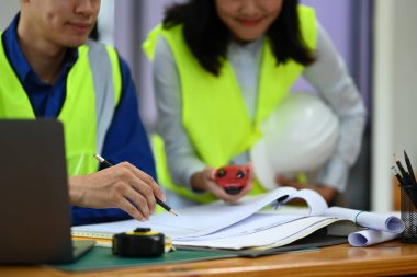 Mimarlar plan üzerinde çalışıyor ve yeni projeyi ofiste tartışıyor.
