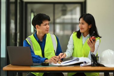 Mimarlar plan üzerinde çalışıyor ve yeni projeyi ofiste tartışıyor.