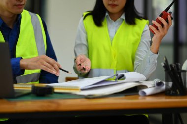 Mimarlar plan üzerinde çalışıyor ve yeni projeyi ofiste tartışıyor.