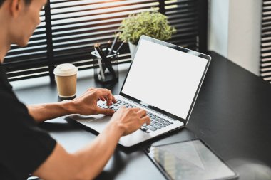 Bilgisayarda yazı yazan işadamlarının yan görünüşü, ofis masasında online veri pazarı analizi yapmak...