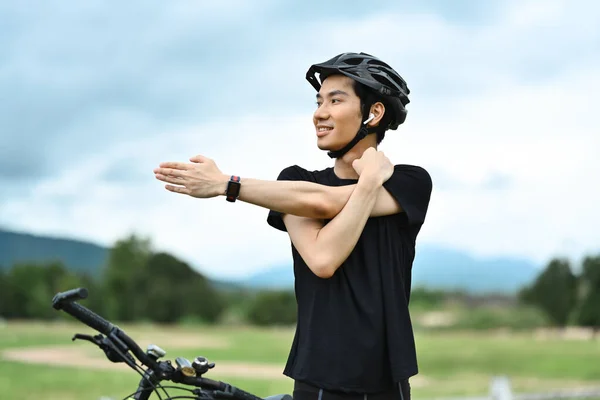 Stilig Manlig Cyklist Gör Stretching Med Sin Cykel Vägen Innan — Stockfoto