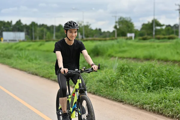 Задоволений Спортивний Чоловік Їде Велосипеді Сільській Місцевості Концепція Подорожей Спорту — стокове фото