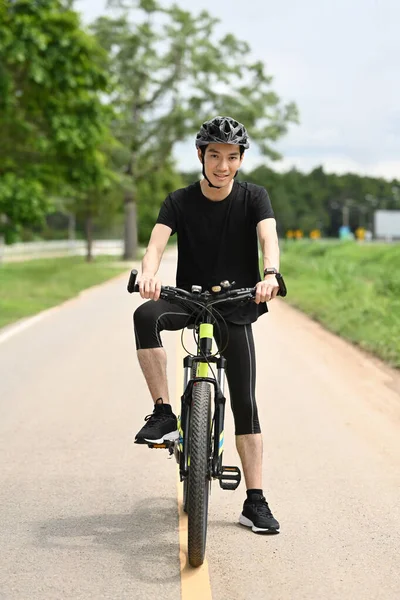 Spor Kıyafetleri Kask Takmış Bisiklet Süren Uzun Boylu Bir Bisikletçi — Stok fotoğraf
