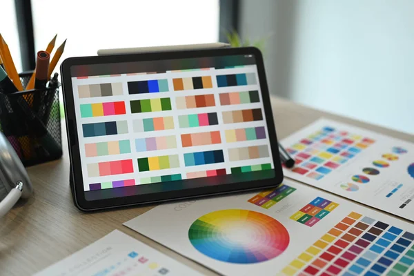 Designer Criativo Gráfico Espaço Trabalho Com Tablet Digital Amostras Amostra — Fotografia de Stock
