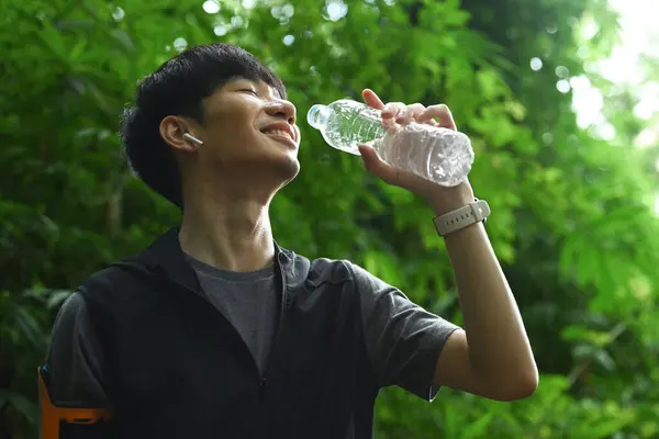 Glädjande Manliga Löpare Dricksvatten Från Flaska Avkopplande Efter Vila Efter — Stockfoto