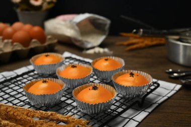 Ahşap mutfak masasında içi tuzlu yumurta dolu Çin hamur işi. Çin Sonbahar ortası Festivali için geleneksel tatlı..