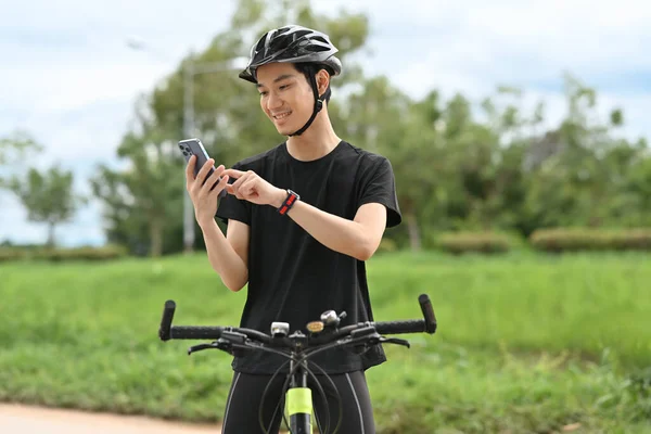 Bisikletinin Üzerinde Oturan Yakışıklı Asyalı Bisikletçi Bisiklet Sürdükten Sonra Mola — Stok fotoğraf