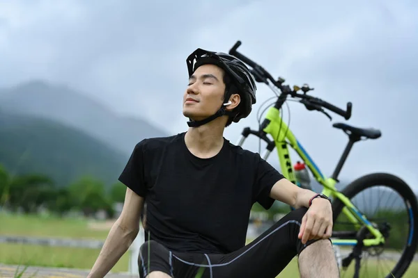 Leende Manlig Cyklist Med Slutna Ögon Andas Frisk Luft Och — Stockfoto