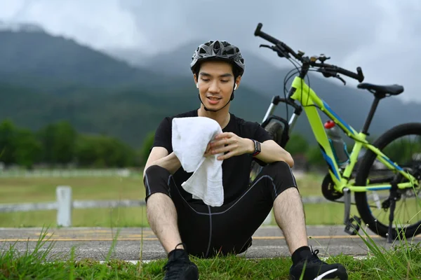Snygg Man Sportkläder Tar Paus Från Cykling Cykel Morgonen Utomhus — Stockfoto