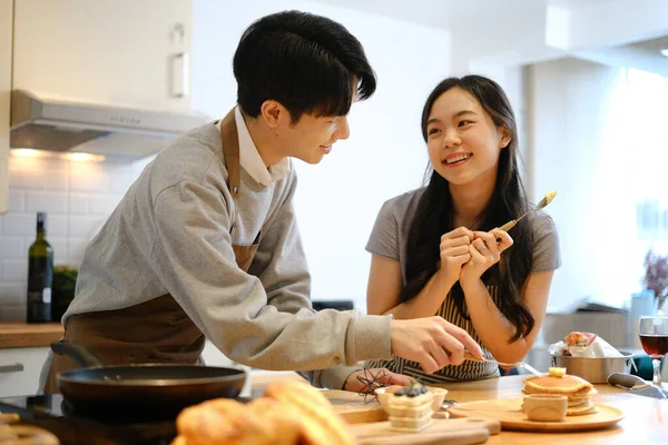 ロマンチックな若いアジアのカップルは 自宅で一緒に朝食のためにパンケーキを作ります 関係のコンセプトと一緒に時間を楽しむ — ストック写真