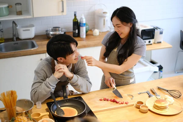 Mignon Jeune Couple Manger Préparer Petit Déjeuner Ensemble Dans Cuisine — Photo