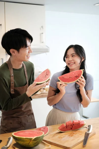 Glada Asiatiska Par Äter Söt Vattenmelon Köket Relation Och Njuta — Stockfoto
