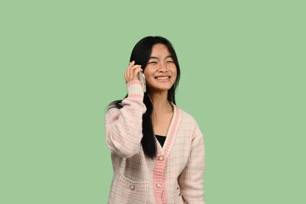 Портрет Усміхненої Дівчини Підлітка Розмовляє Мобільному Телефоні Ізольовано Зеленому Тлі — стокове фото