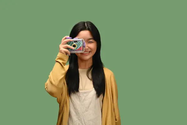 Yeşil Arka Planda Yalnız Poz Veren Mutlu Asyalı Genç Kız — Stok fotoğraf