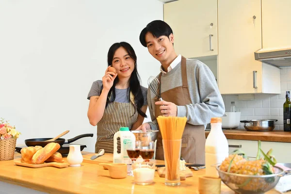 Vackra Unga Par Står Bänkskivan Köket Förbereder Och Förbereder Frukost — Stockfoto