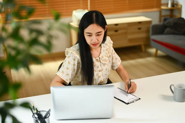 Ανεξάρτητη Νεαρή Γυναίκα Που Κοιτάζει Την Οθόνη Του Φορητού Υπολογιστή — Φωτογραφία Αρχείου