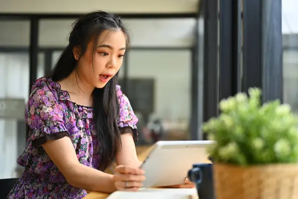 Έκπληκτη Νεαρή Γυναίκα Κοιτάζοντας Ψηφιακή Ταμπλέτα Ανάγνωση Καλά Νέα Απευθείας — Φωτογραφία Αρχείου