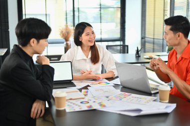 İç mimar ekibinin beyin fırtınası yapması, iş yerinde birlikte inşaat projesinin renklerini seçmesi ve planlaması.